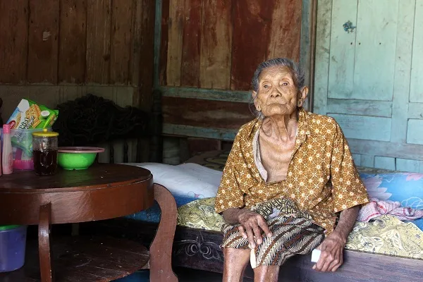 Mbah Sarikem: Menghias Setiap Langkah dengan Layanan Cilacap